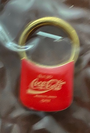 93269-1 € 4,00 coca cola sleutelhanger gouedkleuring met rood.jpeg